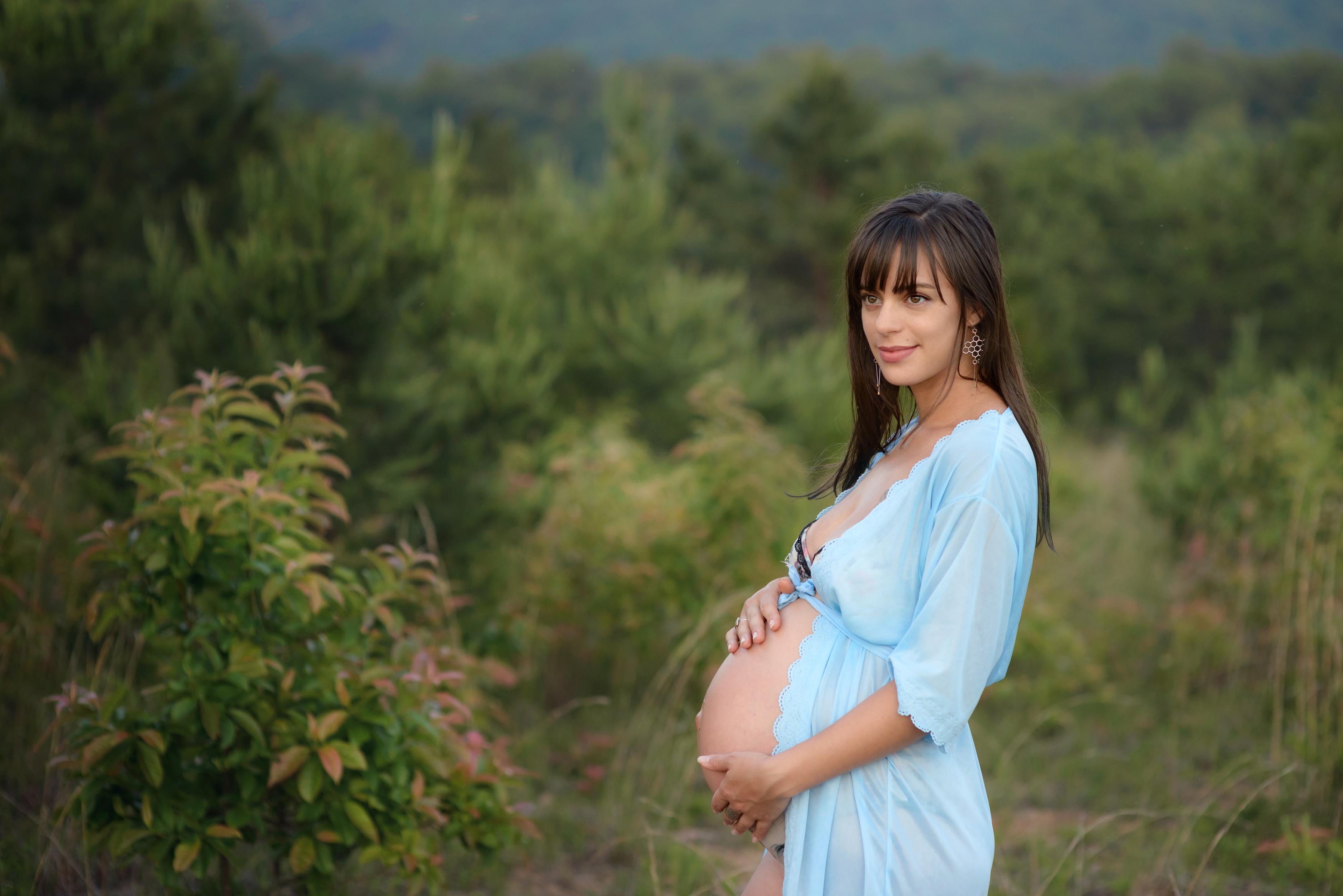 Beautiful outdoor maternity photo with greenery.