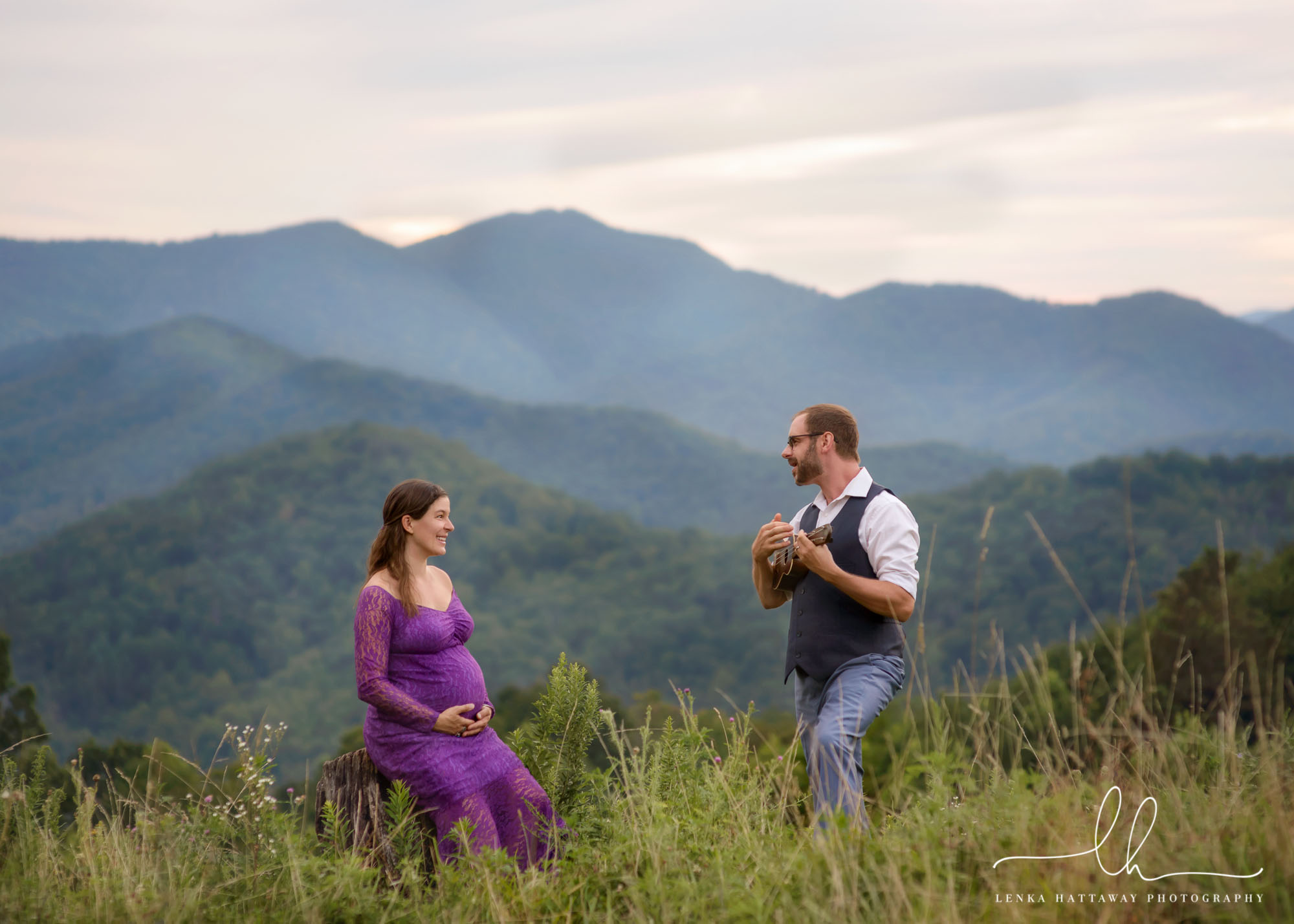 Pregancy picture of a couple with mountains in the background.