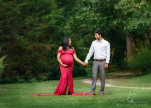 Lovely maternity photo of a couple looking at each other at the Botanical Gardens.