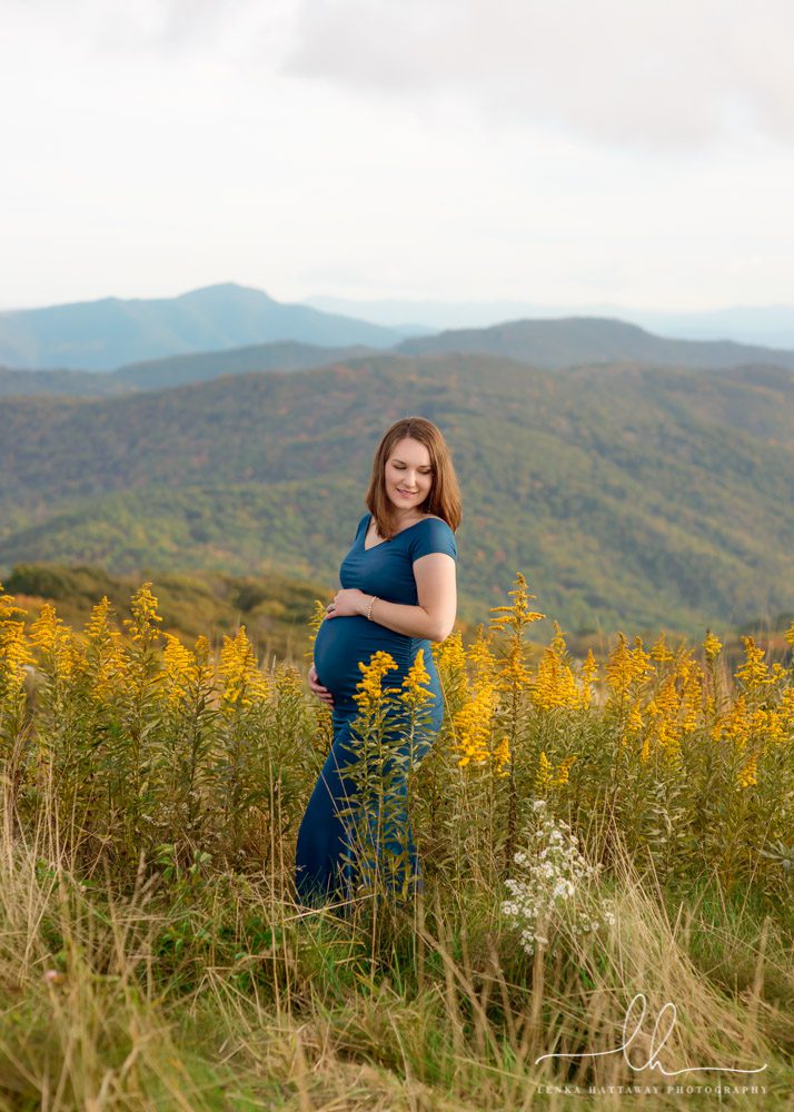 Beautiful pregnancy photo with mountains in the background.