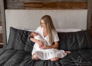 How to prepare for an in-home newborn session. Photo of mom and baby.