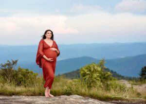 Mountain maternity photo session with expecting mom.